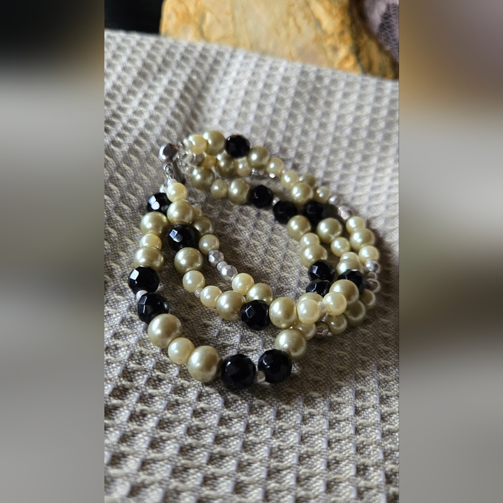 Elegant Pearl and Black Bead Bracelet - Picture 2 of 6